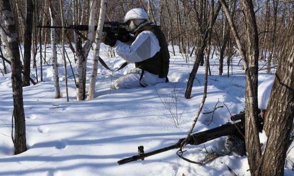Инструкторы-участники СВО проводят занятия для сахалинских снайперов