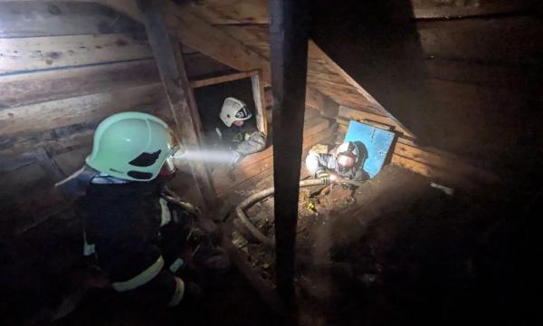 Огнеборцы Северо-Курильска предотвратили крупный пожар в частном доме Огнеборцы Северо-Курильска предотвратили крупный пожар в частном доме