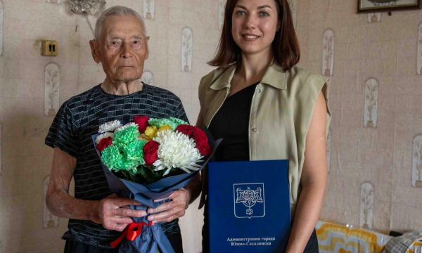В Южно-Сахалинске поздравили ветерана труда с 98-летием