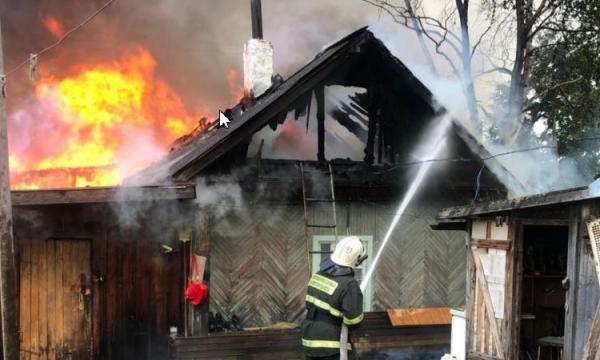 Пожарные ликвидировали возгорание частного дома в селе Восток