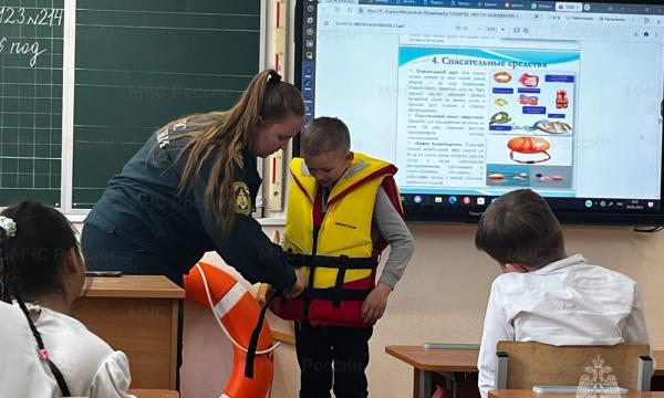 Сотрудники Центра ГИМС МЧС России напомнили детям о правилах безопасности на воде