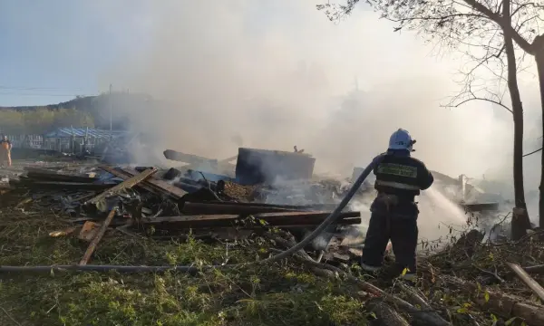 Пожарные потушили сарай в селе Горное Макаровского округа