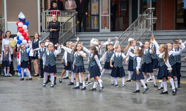 Новую школу на 1200 учеников открыли в жилом комплексе "Авангард" в Южно-Сахалинске