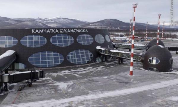 На Камчатке самолет вернули в аэропорт из-за трещины в лобовом стекле