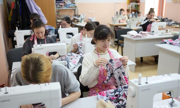 Студенты сахалинского техникума шьют обмундирование для участников СВО