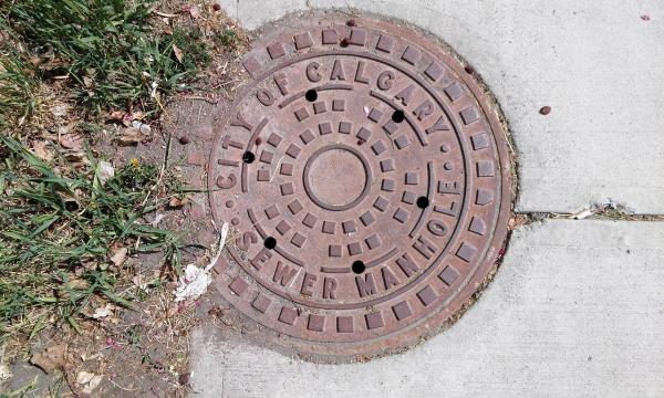 Сахалинцев призывают не открывать канализационные люки