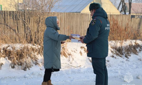 Безопасность зимой: сотрудники МЧС России напомнили жителям частного сектора о мерах предосторожности