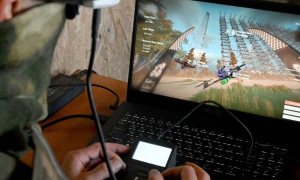 Военнослужащие на Сахалине обучаются навыкам управления современными квадрокоптерами