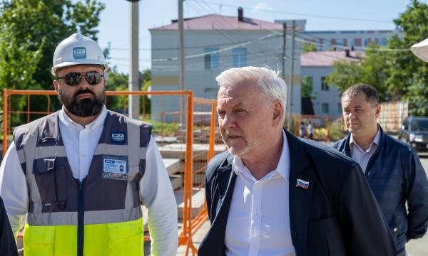 Мэр Южно-Сахалинска потребовал ускорить ремонт теплосетей в район областной больницы