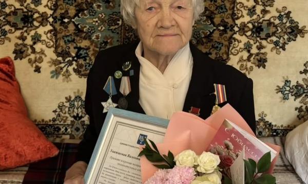 Сахалинка Валентина Азаренко отметила 90-летний юбилей