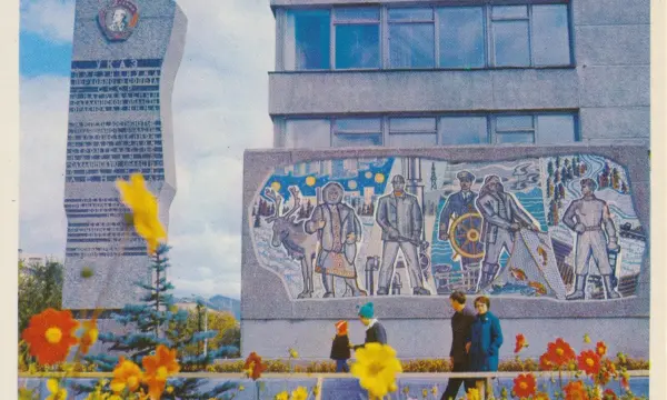 Стела с текстом Указа о награждении области орденом Ленина