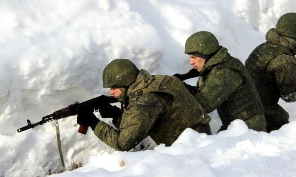 Военнослужащие на Сахалине отрабатывают штурм вражеских окопов и блиндажей