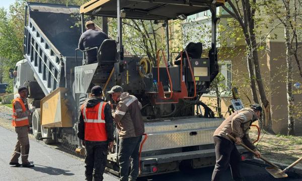 В Южно-Сахалинске восстанавливают дорожное покрытие после зимних работ