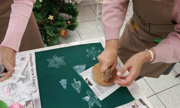 Лариса Бородина провела для сахалинцев мастер-класс по новогодней линогравюре