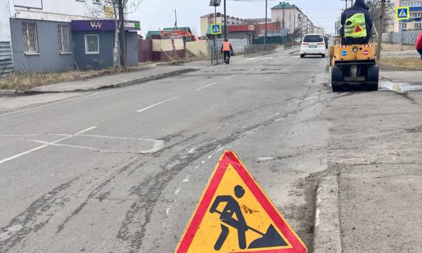 Поронайск готовится к зиме: ямочный ремонт на улицах города Поронайск готовится к зиме: ямочный ремонт на улицах города