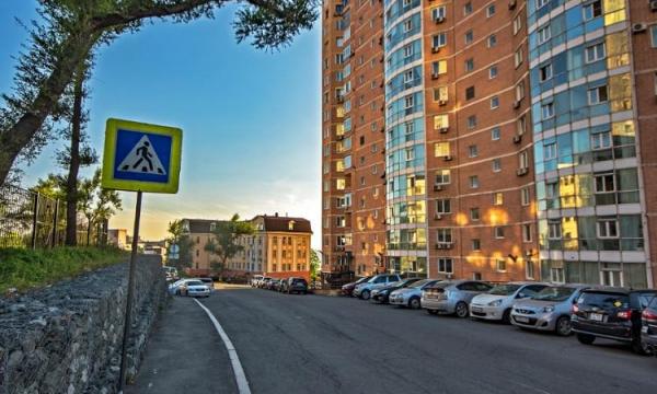 Во Владивостоке школьница провалилась в открытый люк