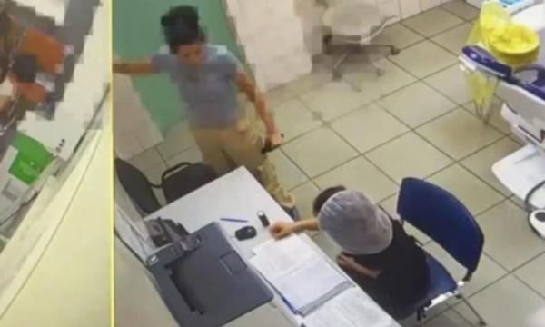 В Приморье иностранка набросилась на стоматолога и плюнула в него В Приморье иностранка набросилась на стоматолога и плюнула в него