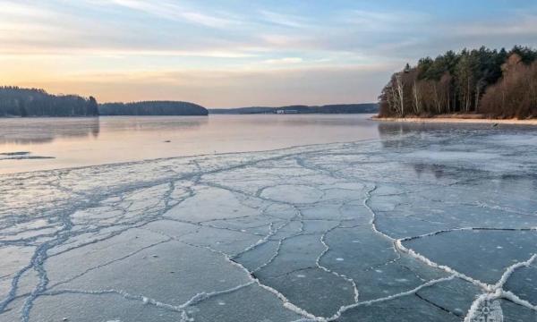 Не выходите на тонкий лед - опасно
