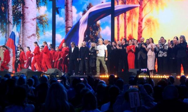 Олег Газманов и группа "7Б" выступили на Сахалине в поддержку бойцов СВО