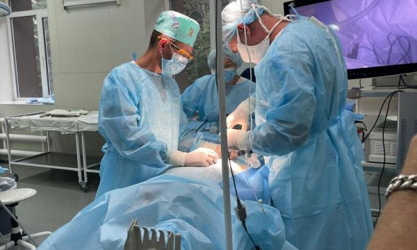 Хирург из Сколкова провел мастер-класс для сахалинских коллег