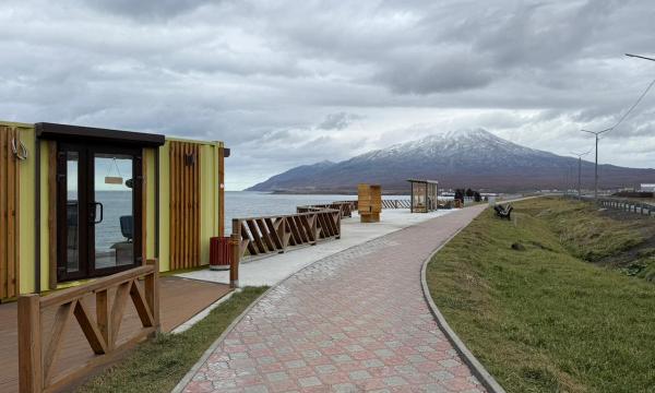 Специалисты минЖКХ проинспектировали ремонт дворов в селе Горное на Курилах