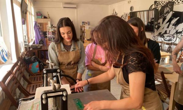 Открытки в технике линогравюра: участницы проекта «Найди себя» получили новые навыки