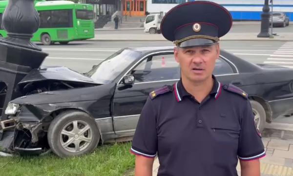В Южно-Сахалинске водитель погиб, врезавшись в опору освещения
