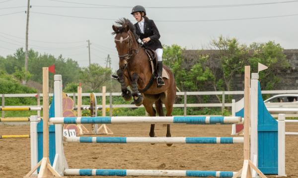 Юные всадники Сахалина отметили День защиты детей спортивными победами