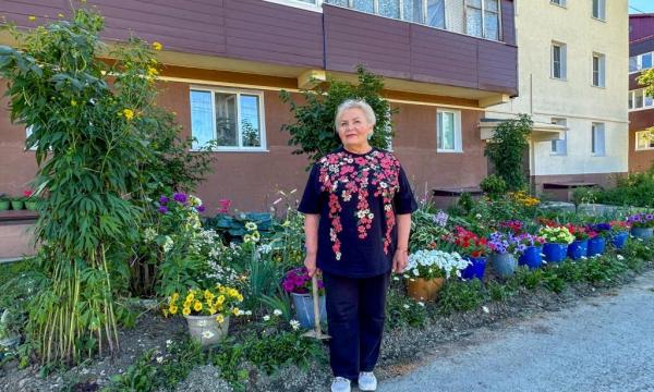 Татьяна Затеева и её цветущий сад в Южно-Сахалинске