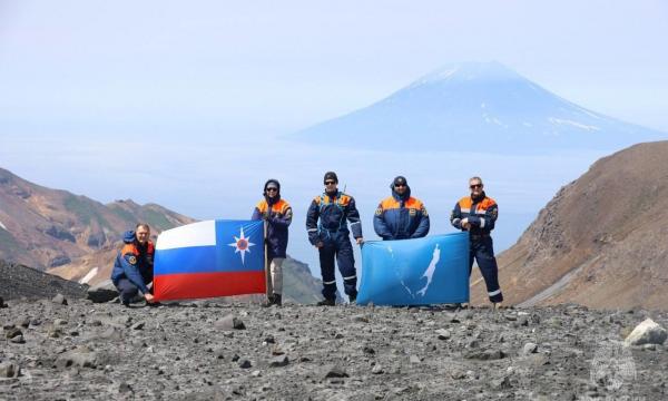 На 1073-метровой высоте: сахалинские спасатели МЧС России взошли на действующий вулкан Эбеко