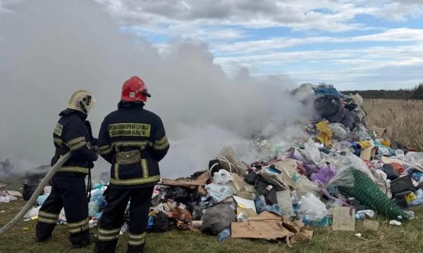 Сахалинские пожарные устранили очаг горения отходов на трассе