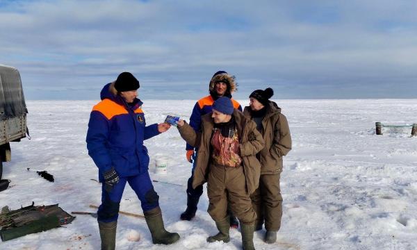 Сотрудники ГИМС напоминают рыбакам об опасности выхода на лед Сотрудники ГИМС напоминают рыбакам об опасности выхода на лед