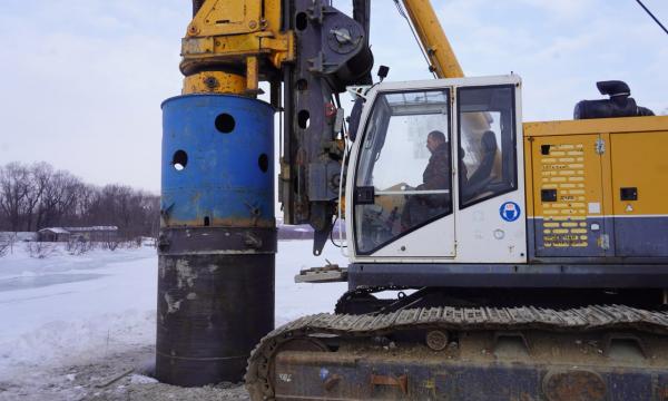 Строительство пешеходного моста через реку Лютогу выходит на новый этап