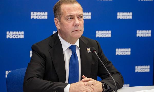 Дмитрий Медведев: "Попытки спрятать партийный политический статус будут жёстко пресекаться"