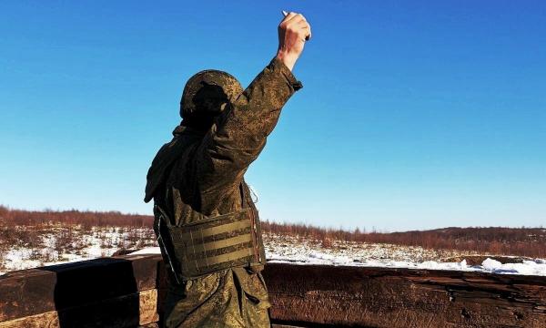 Военнослужащие на Сахалине отработали метание боевых гранат