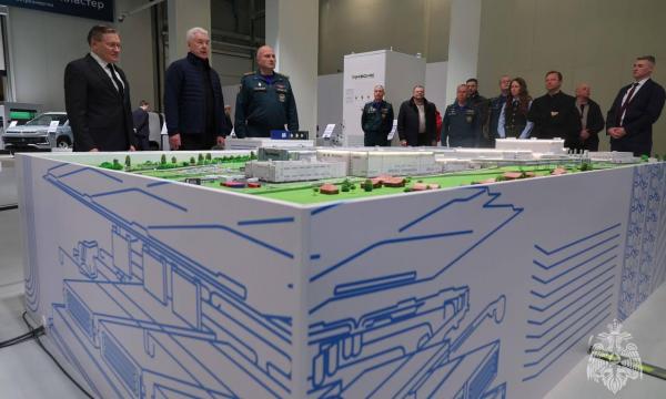 Александр Куренков осмотрел ход строительства завода по производству аккумуляторных батарей