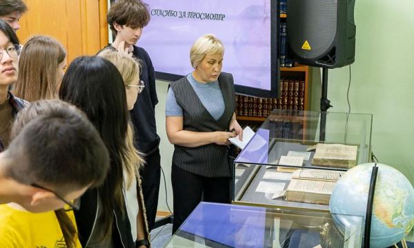 В Сахалинской библиотеке открылась выставка редких учебников ко Дню знаний