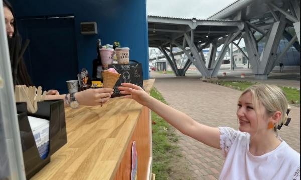 Летнее кафе с мороженым и пянсе открылось у выхода из аэровокзала Южно-Сахалинска