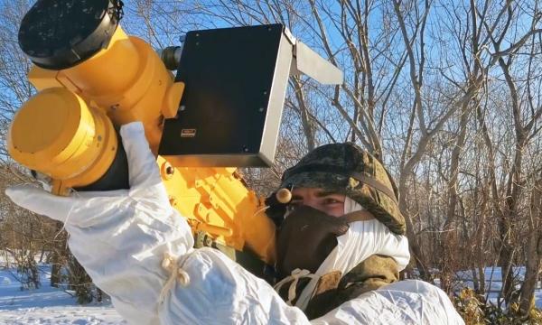 На Сахалине стрелки-зенитчики ВВО учатся поражать воздушные цели на современном тренажере