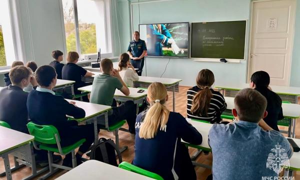 Инспекторы Госпожнадзора провели встречу с будущими выпускниками