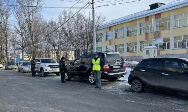 В Южно-Сахалинске прошел рейд по выявлению машин, припаркованных с нарушениями
