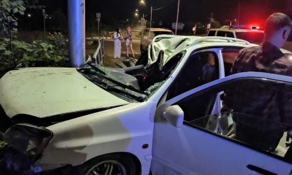 В Тымовском спасатели извлекли пострадавших из разбитого автомобиля