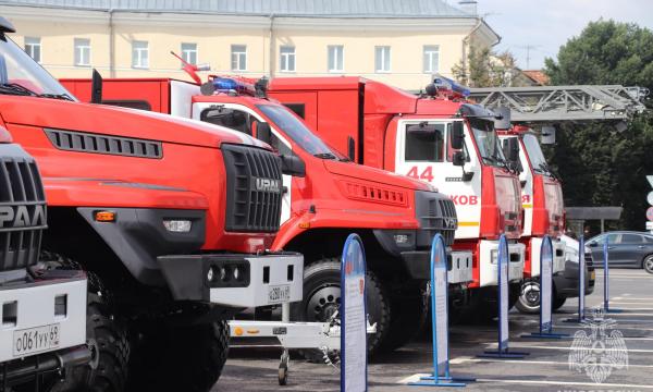 Глава МЧС России передал Тверскому пожарно-спасательному гарнизону спецтехнику и наградил отличившихся сотрудников Глава МЧС России передал Тверскому пожарно-спасательному гарнизону спецтехнику и наградил отличившихся сотрудников