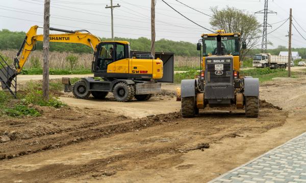 В Новой Деревне продолжается ремонт грунтового проезда у жилого комплекса "Грин Таун"