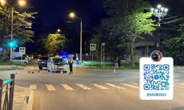 В Южно-Сахалинске автомобиль сбил двух самокатчиков