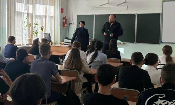 Ногликские школьники познакомились с работой следователей