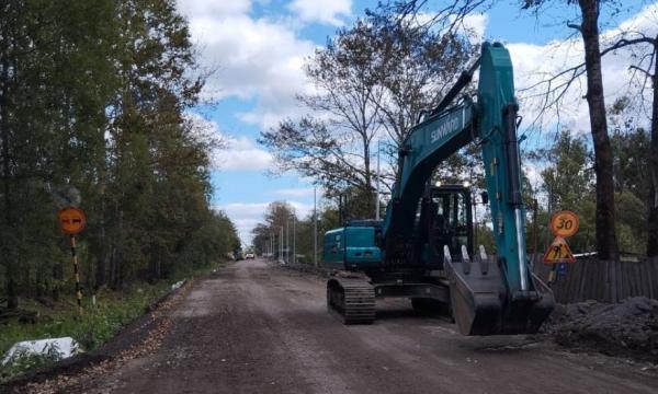 На участке автомобильной дороги Лермонтовка - Вахрушев с 4 по 5 км продолжается капитальный ремонт