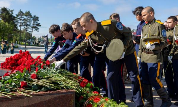 В Южно-Сахалинске на площади Славы возложили цветы к Вечному огню