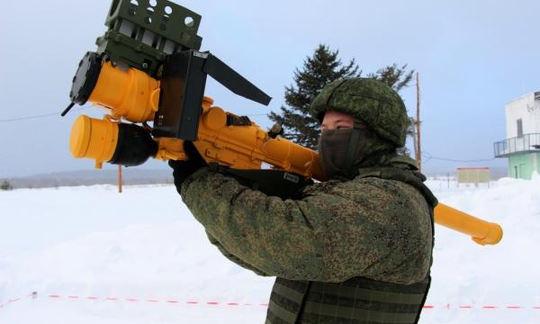 Военнослужащие на Сахалине осваивают зенитно-ракетный комплекс "Игла" на электронных тренажерах