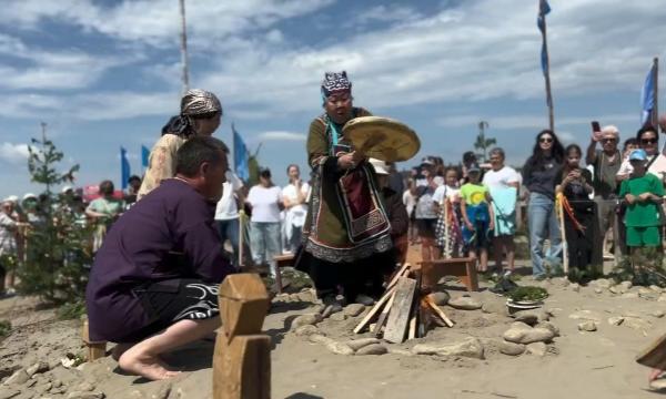 На берегу залива Терпения старейшины покормили духа моря